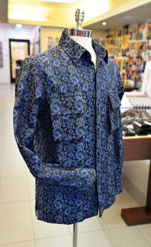 A blue paisley Anto shirt with two large pockets, showcased on a mannequin.